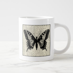 Tasse Géante Papillon noir et blanc sur Arrière - plan fissuré