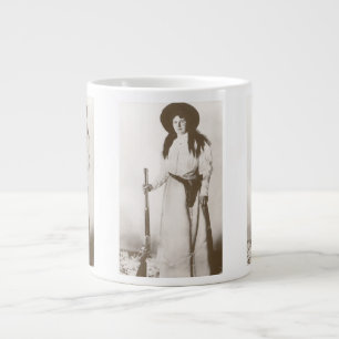 Tasse Géante Portrait photo d'une cowgirl tenant un fusil, vers