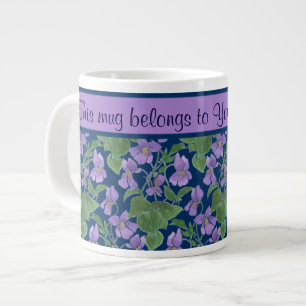 Tasse Géante Violettes pourpres sur bleu-foncé à personnalise
