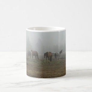 Tasse givrée de brouillard de matin