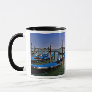 Tasse Grand Canal avec des bateaux gondalo alignés
