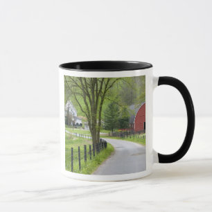 Tasse Grange rouge et ferme près de Berlin, Ohio.