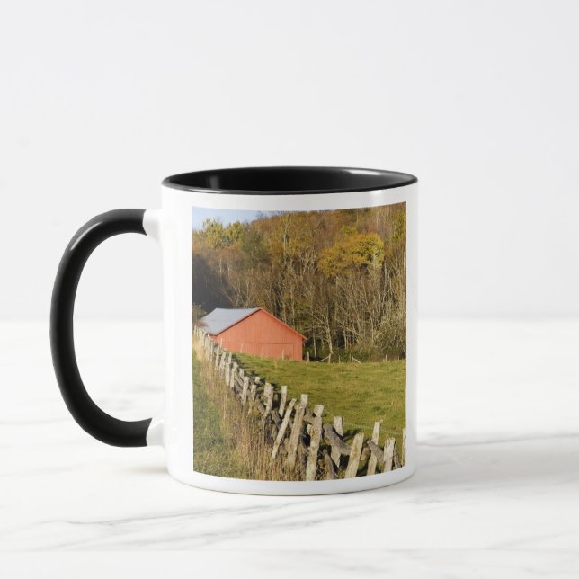 Tasse Grange rouge et rangée de clôture le long de Blue  (Gauche)