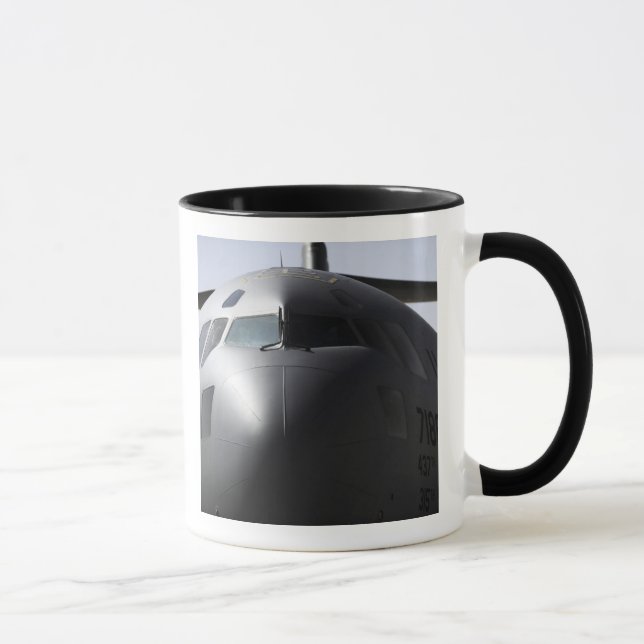 Tasse Gros plan de l'avant d'un C-17 Globemaster III (Droite)