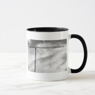 Tasse Grue de construction et ciel photo noir et blanc