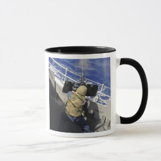 Tasse Gunners Mate tirant une mitrailleuse de calibre 50