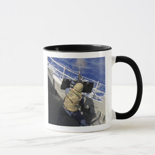 Tasse Gunners Mate tirant une mitrailleuse de calibre 50 (Droite)