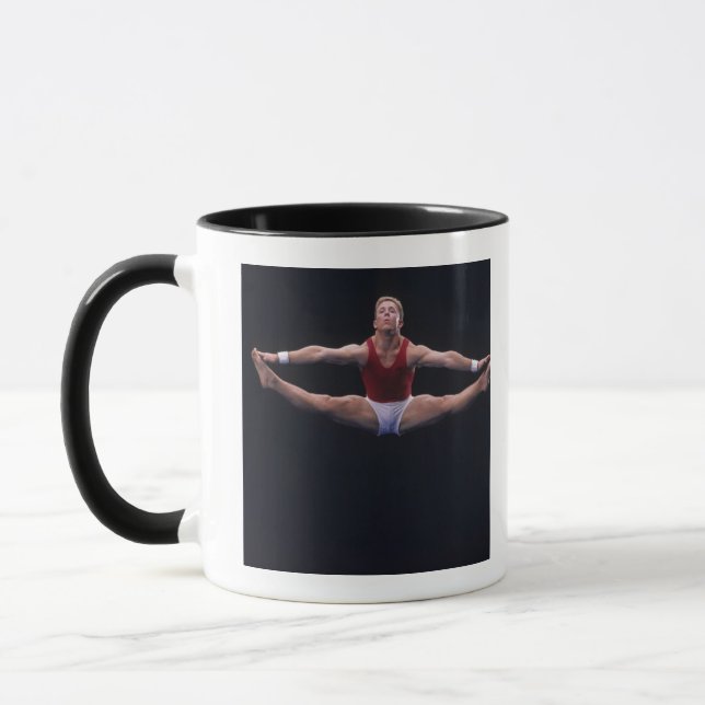 Tasse Gymnaste masculin exécutant sur l'exercice de (Gauche)
