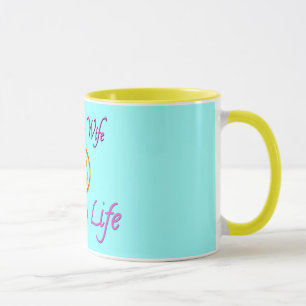 Tasse heureuse de visage de la vie d'épouse