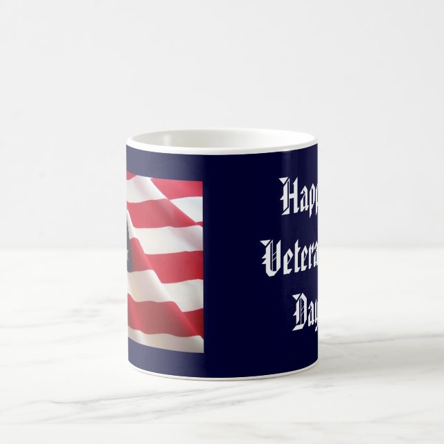 Tasse heureuse du jour de vétéran (Centre)