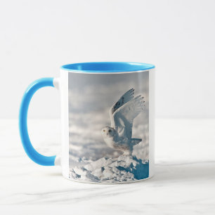 Tasse Hibou des neiges décollant de la neige