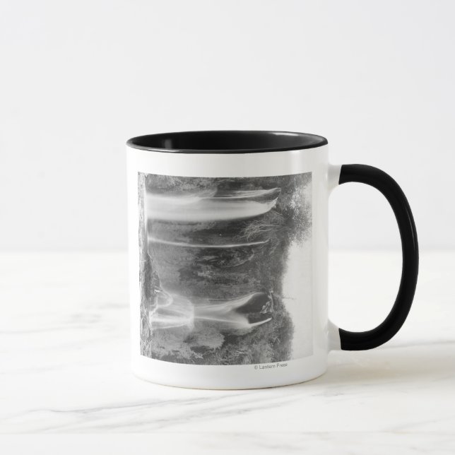 Tasse Homme debout sous la chute de Spearfish Photograph (Droite)