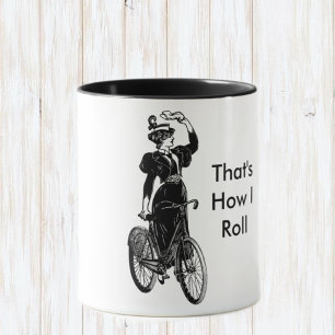 Tasse Illustration de dame victorienne vintage sur bicyc