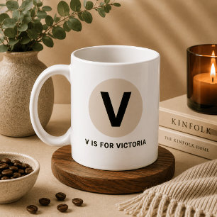 Tasse initiale moderne – Design “V est pour [Nom]”