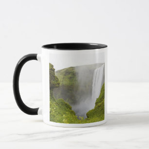Tasse Islande. La cascade de Skogarfoss plonge sur une