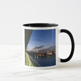 Tasse Japon. Tokyo. Pont Rainbow dans la baie de Tokyo.