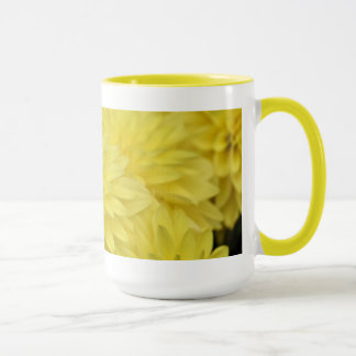 Tasse jaune de dahlia