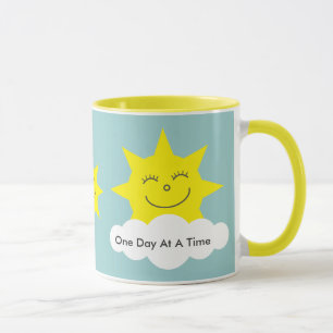 Tasse jaune de sonnerie des soleils heureux