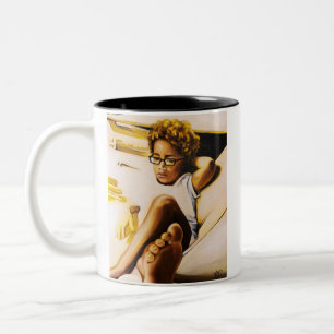 Tasse jaune et noire avec l'enfant