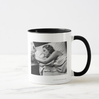 Tasse Jeune femme se trouvant sur le lit arrêtant la