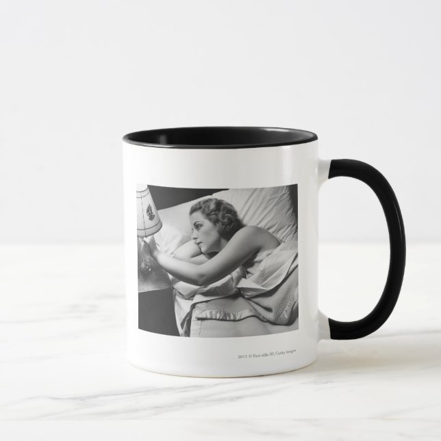 Tasse Jeune femme se trouvant sur le lit arrêtant la (Droite)