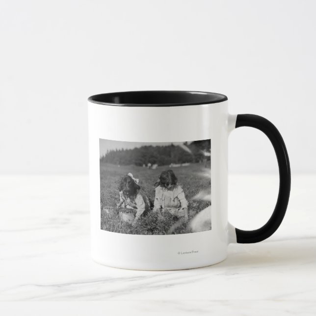 Tasse Jeunes filles cueillant des canneberges Photo (Droite)