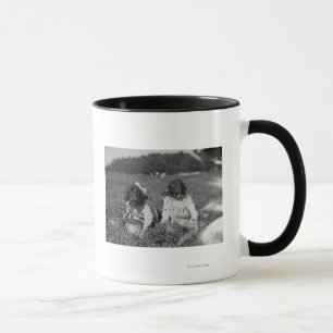 Tasse Jeunes filles sélectionnant la photographie de