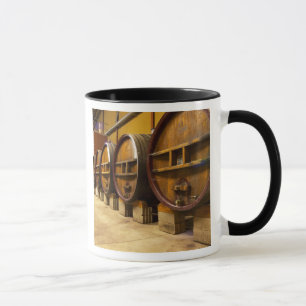 Tasse La cave à vin avec de grands vieux fûts en bois