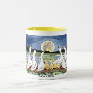 Tasse La "lune penche" la famille de canard observant la