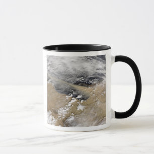 Tasse La poussière souffle au large des côtes libyennes