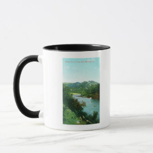 Tasse La vue aérienne de la rivière russe au camp s'es