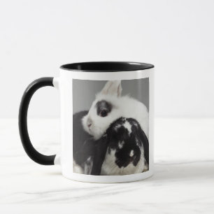 Tasse lapin Nain-à oreilles se penchant au-dessus de au