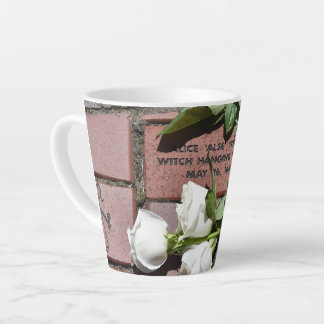 Tasse Latte Alice Young Memorial Brick avec des roses blanches