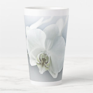 Tasse Latte Art botanique de l'orchidée blanche élégante
