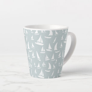 Tasse Latte Bateaux à voile blancs et oiseaux de mer sur bleu 