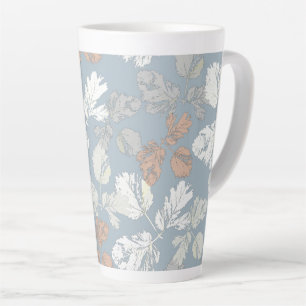 Tasse Latte Brindilles délicates avec feuilles sur le bleu.