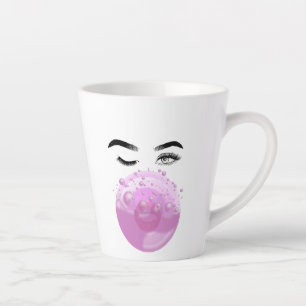 Tasse Latte Bulle de Chewing-Gum Rose Soufflée Par une Femme