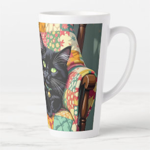 Tasse Latte Chat noir mignon sur chaise à rocher