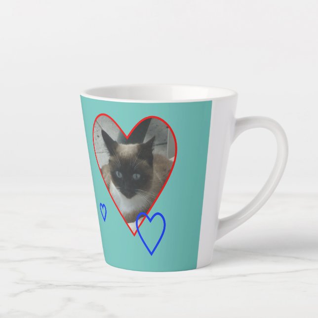 Tasse Latte Chat siamois en croûte cardiaque. Musique en latte (Droite)