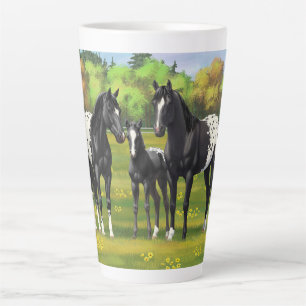 Tasse Latte Chevaux Appaloosa Noir Dans Les Pâturages D'Été