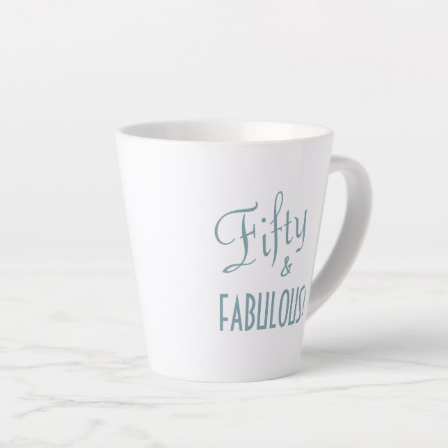 Tasse Latte Chic Blue Green Script Cinquante et FABULEUX! Anni (Angle droit)
