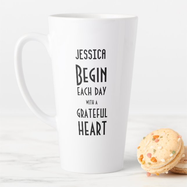 Tasse Latte Citation Coeur Grateful Monogramme Nom Tall Latte  (En situation)