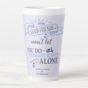 Tasse Latte Citation de la typographie violette de Good Friend