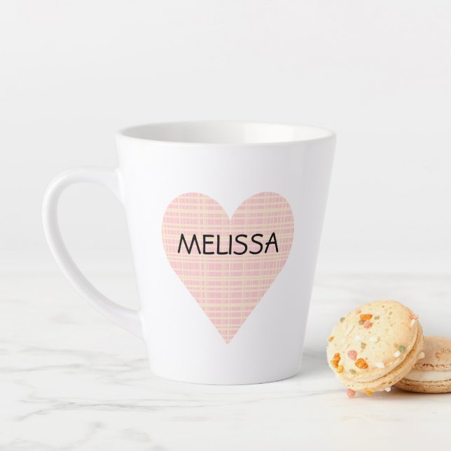 Tasse Latte Coeur mignon rose et jaune plaid PERSONNALISÉ (En situation)