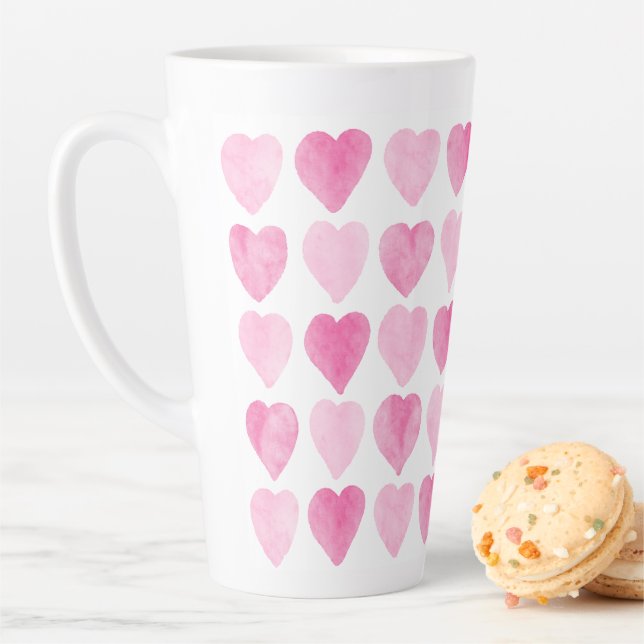 Tasse Latte Coeurs d'aquarelle rose mignonne (En situation)