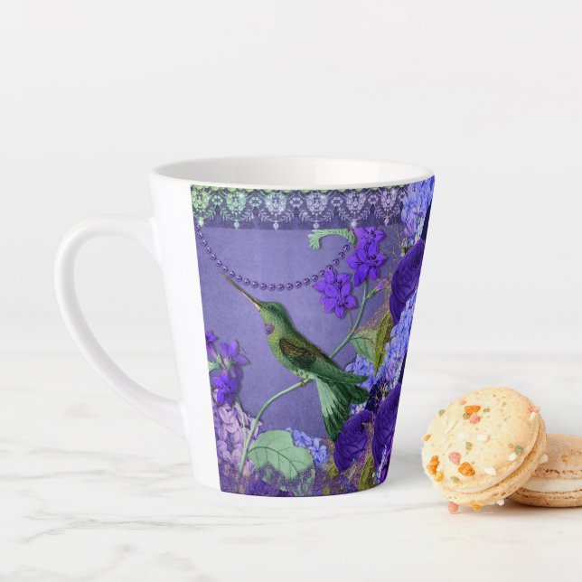 Tasse Latte Colibri en cristal violet et dentelle en arrière (En situation)
