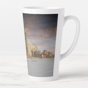 Tasse Latte Coucher De Soleil D'Hiver À Calgary Skyline