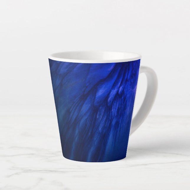 Tasse Latte Des ailes mystiques aux plumes bleues profondes (Angle droit)