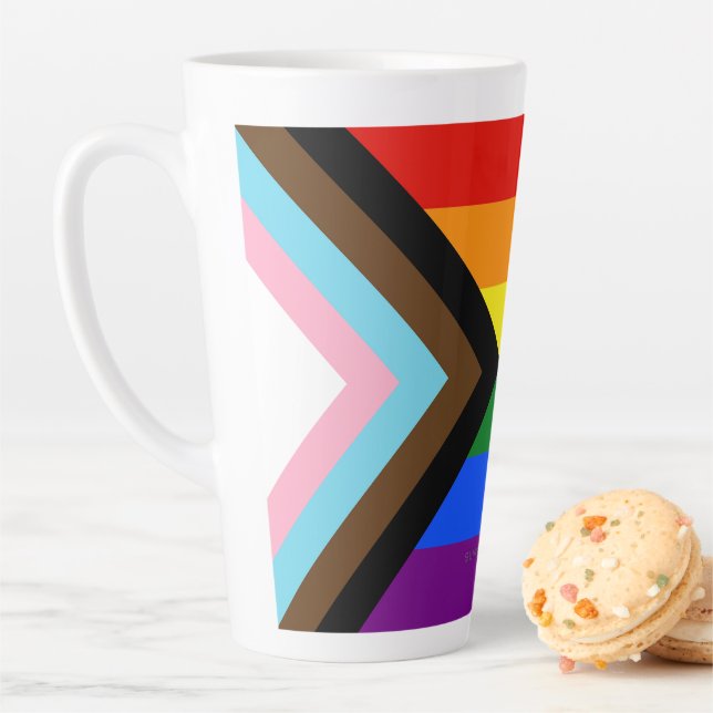 Tasse Latte Drapeau de fierté Progress Pride de SlipperyJoe si (En situation)