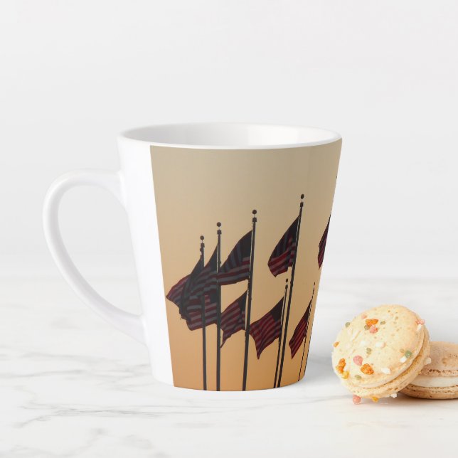 Tasse Latte Drapeaux au coucher du soleil American Patriotic U (En situation)